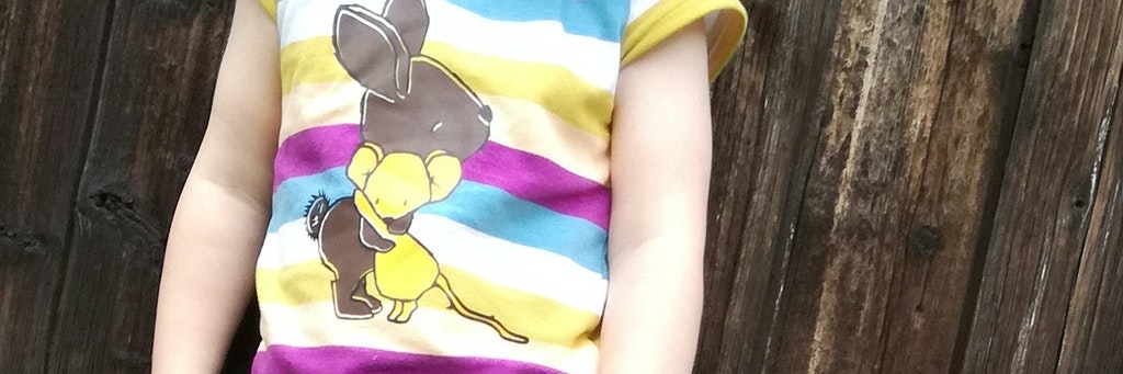 Die emmapünktchen-Grafik "Need a hug" ist mit einem Plotter aus Textilfolie geschnitten und dann auf das T-Shirt aufgebügelt worden.