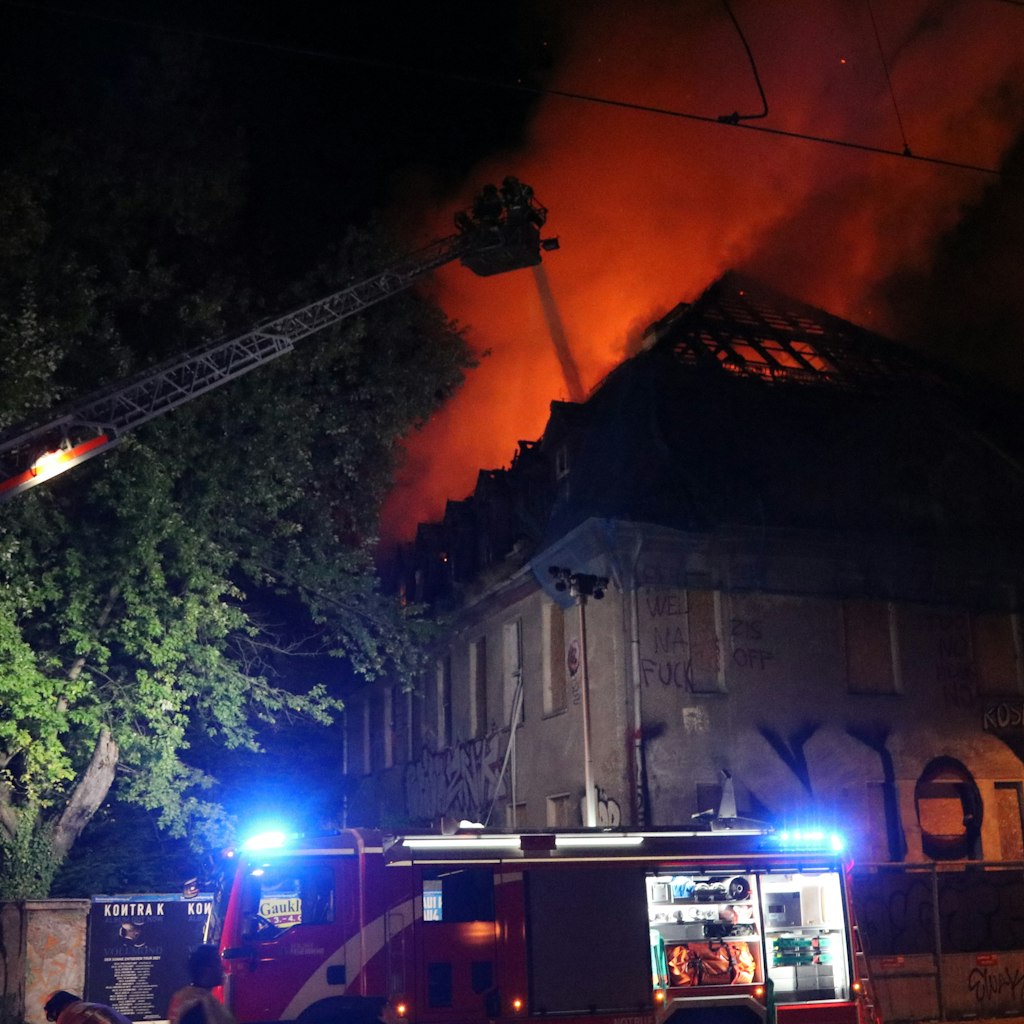 Feuerwehrleute nutzen eine sogenannte Drehleiter, um den Brand von oben zu bekämpfen.