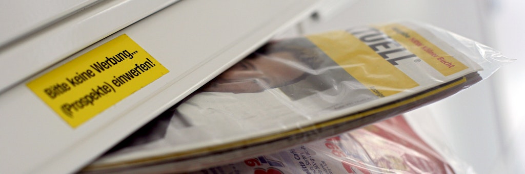 Eine Gratis-Werbezeitung der Post steckt in einem Briefkasten. 