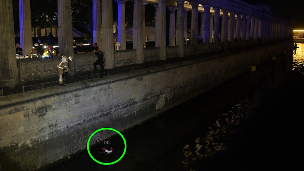 Die Mauer ist zu hoch, um selbst aus dem Wasser zu kommen.