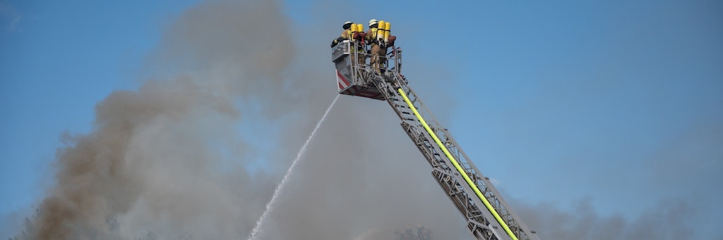 Feuerwehrleute löschen einen Brand in der Jeremia-Kirche in Berlin-Spandau