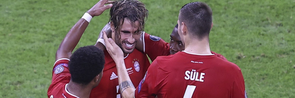 Die Bayern-Profis Gnabry und Süle gratulieren Javi Martinez.