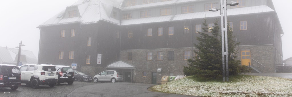 Auf dem Fichtelberg im sächsischen Erzgebirge ist der erste Schnee der Saison gefallen.
