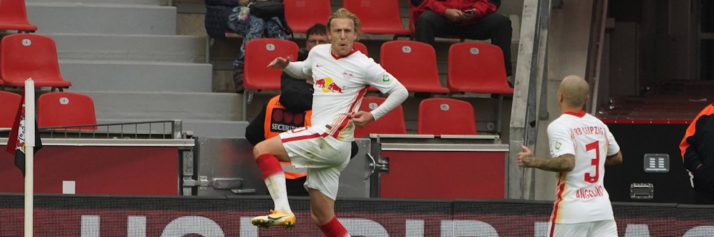 Emil Forsberg macht den Luftsprung, er traf in der 14. Minute wunderschön zum 1:0 für RB Leipzig.