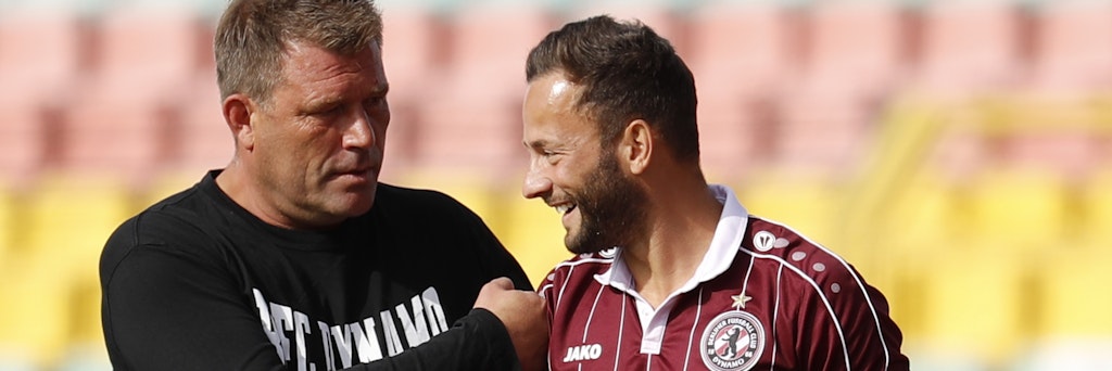 Christian Benbennek im Gespräch mit Ronny Garbuschewski. Dynamos Kapitän erzielte in Chemnitz den Siegtreffer für die Weinrot-Weißen. 