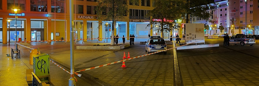Die Polizei hat den Tatort am Alice-Salomon-Platz weiträumig abgesperrt. 