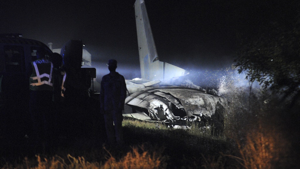 Das Wrack des Militärflugzeugs Antonov AN-26. Es war in der Stadt Tschuguyiv in der Nähe von Charkiw abgestürzt. 