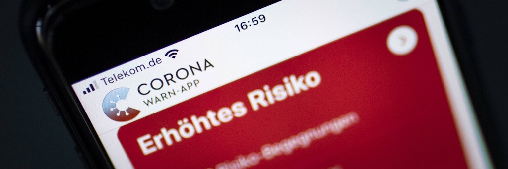Die Corona-Warn-App zeigt ein erhöhtes Risiko an.