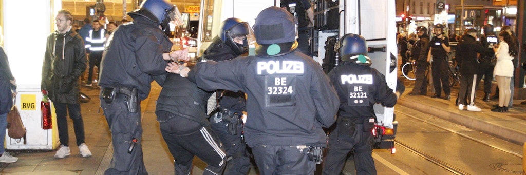 Beamte einer Einsatzhundertschaft haben einen renitenten Mann vorläufig festgenommen.