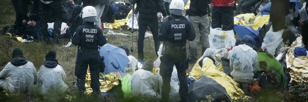Kohle-Gegner sind auf dem Garzweiler Kraftwerk-Gelände von der Polizei eingekesselt.