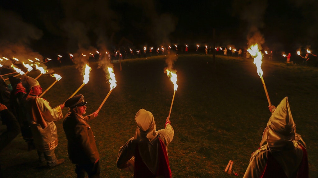 Wie es die Tradition will, treffen sich Mitglieder zu nächtlichen Ritualen. Der Ku-Klux-Klan ist für Lynchmorde vor allem an Schwarzen berüchtigt.