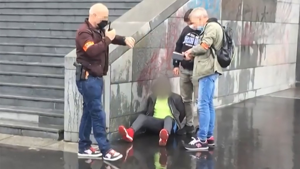 Die Polizei bei der Festnahme eines Verdächtigen