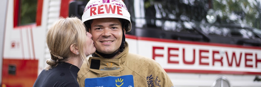 Angekommen: Feuerwehrmann Mario Schnepf nach seinem Spendenlauf im thüringischen Sömmerda. 