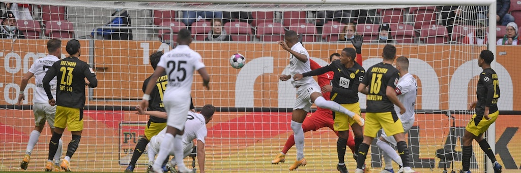 Felix Uduokhai (M.) nickt in der 40. Minute zum 1:0 für Augsburg ein. Da hatte Dortmunds Abwehr mächtig geschlafen.