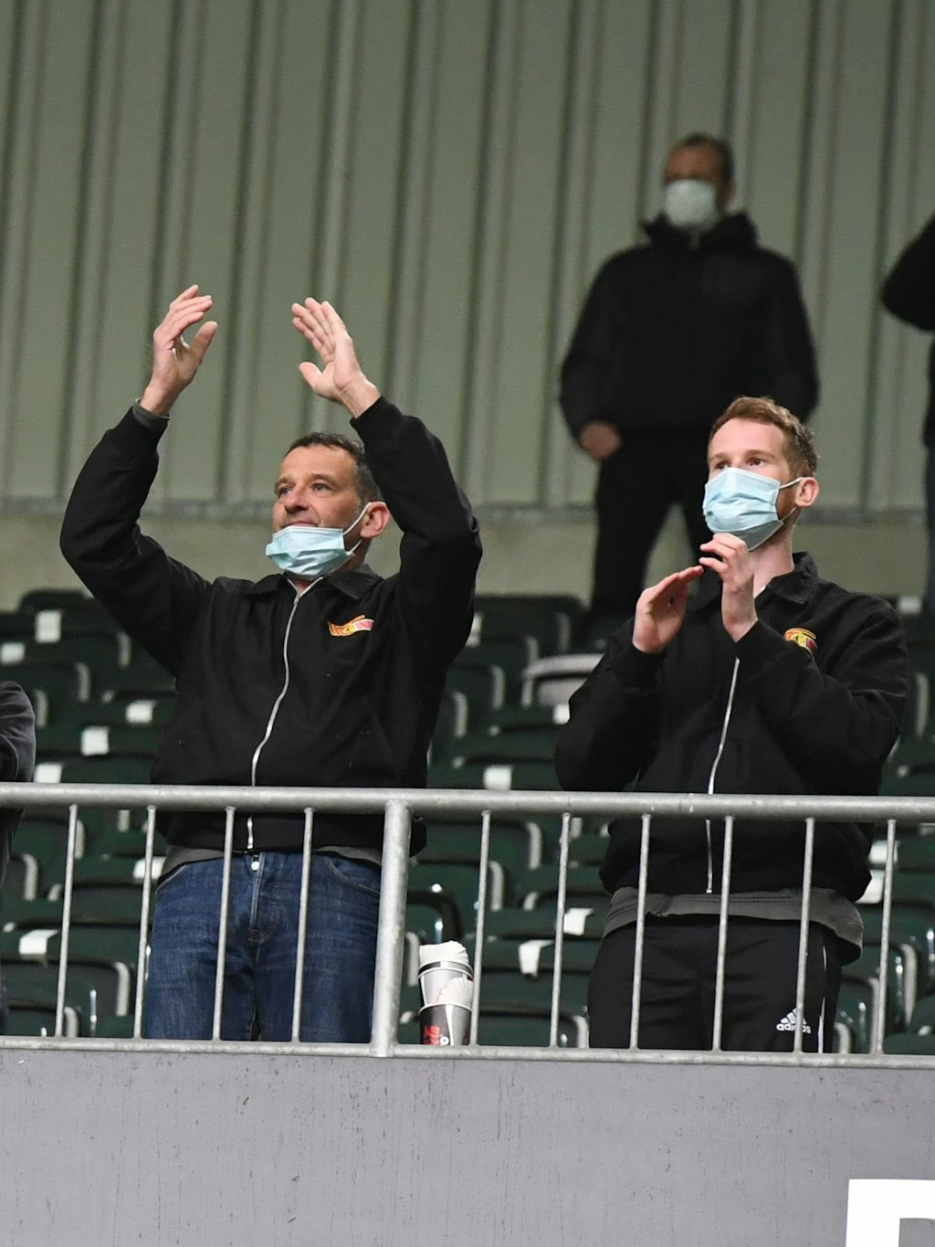 Fans von Union jubeln im Oberring des Borussia-Parks nach dem Abpfiff. 