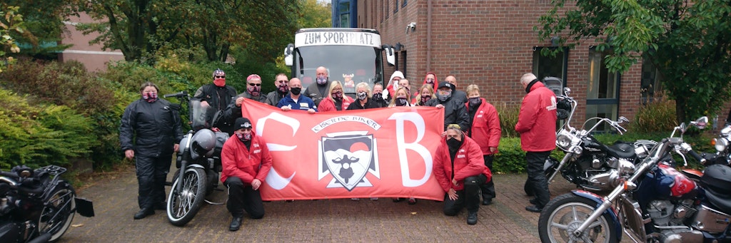 Die Eisernen Biker nahmen den Mannschaftsbus am Hotel in Empfang und eskortierten ihn zum Stadion. 