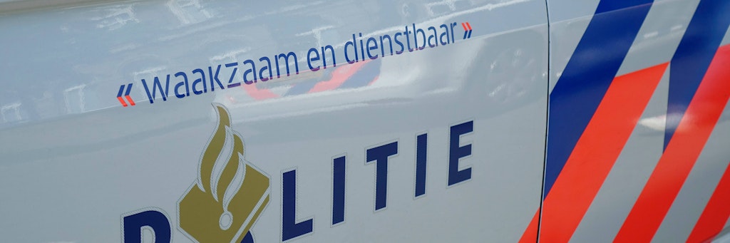 Ein Schriftzug auf einem Auto der niederländischen Polizei.