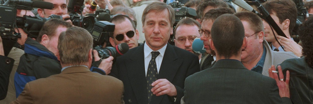 Immer ein gefragter Mann: Wolfgang Clement bahnt sich im Jahr 1999 den Weg zur einer Pressekonferenz.