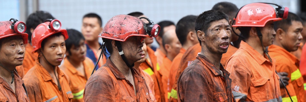 Bergbauretter warten stehen außerhalb der Grube bei Chongqing.