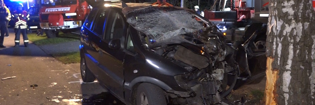 Das schwer beschädigte Auto steht an der Unfallstelle.