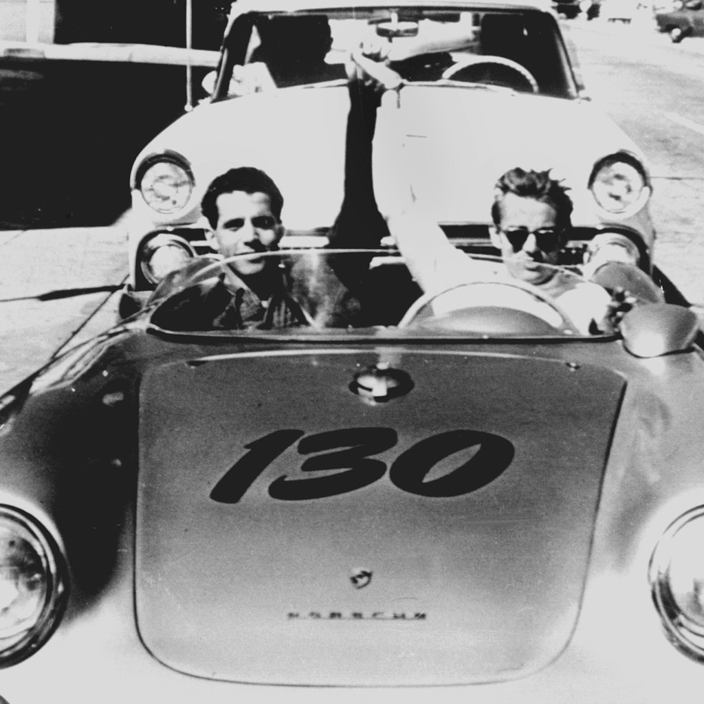 James Dean (r.) fährt mit dem deutschen Rennfahrer Rolf Wütherich in einem Porsche Spider.