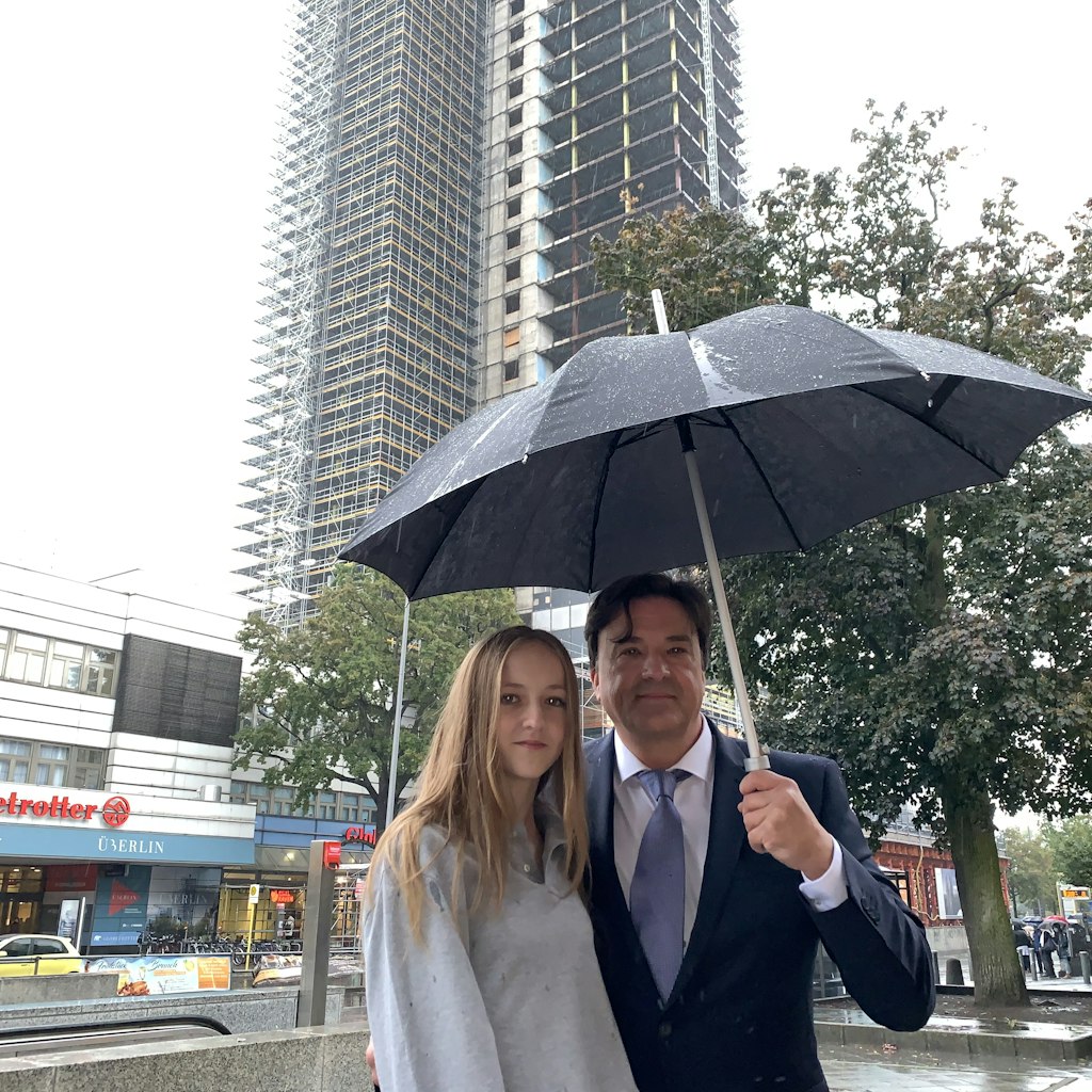 Sie wissen nicht, wie es auf der Baustelle des Steglitzer Kreisel weitergeht: André Gaufer und seine Tochter Lina. 