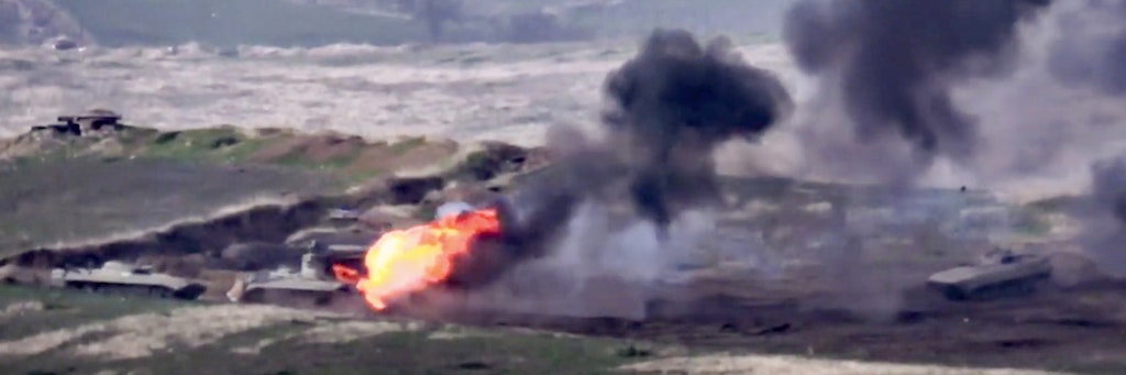Filmmaterial zeigt, wie armenische Streitkräfte ein aserbaidschanisches Militärfahrzeug an der Kontaktlinie der Republik Berg-Karabach in Aserbaidschan zerstören. 