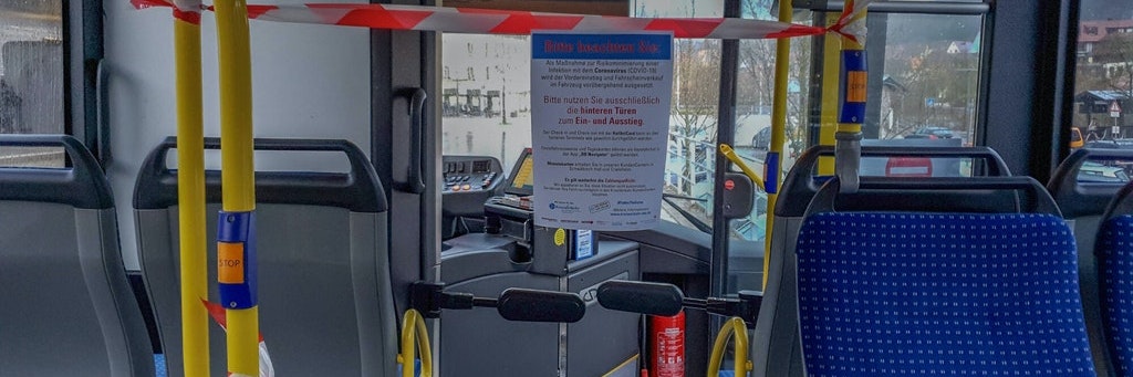 Der Bereich des Busfahrers ist in einem Fahrzeug mit Flatterband abgesperrt. <br>