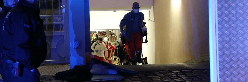 Der überfahrene Obdachlose wird von Rettern der Feuerwehr abtransportiert. Er kam in ein Krankenhaus.