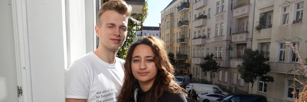 Die Studenten Jasmin (18) Max (20) auf ihrem Balkon in der Kopernikusstraße (Friedrichshain). Von hier bemerkten sie den den Crash und kamen dem verletzten Obdachlosen zur Hilfe. <br><br>