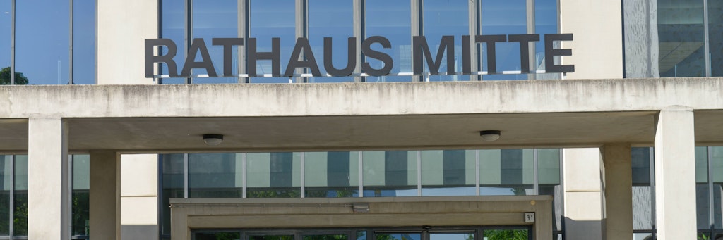 Das Rathaus Mitte in der Karl-Marx-Allee in Mitte