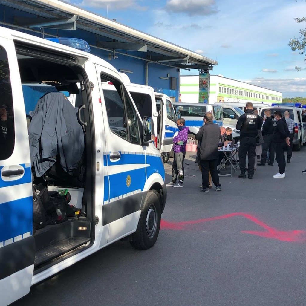 Die Polizei kam mit zahlreichen Einsatzfahrzeugen angerauscht.