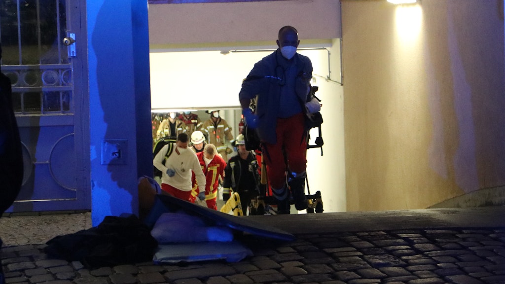 Rettungskräfte bringen den bisher unbekannten Mann aus der Tiefgarage in der Kopernikusstraße.