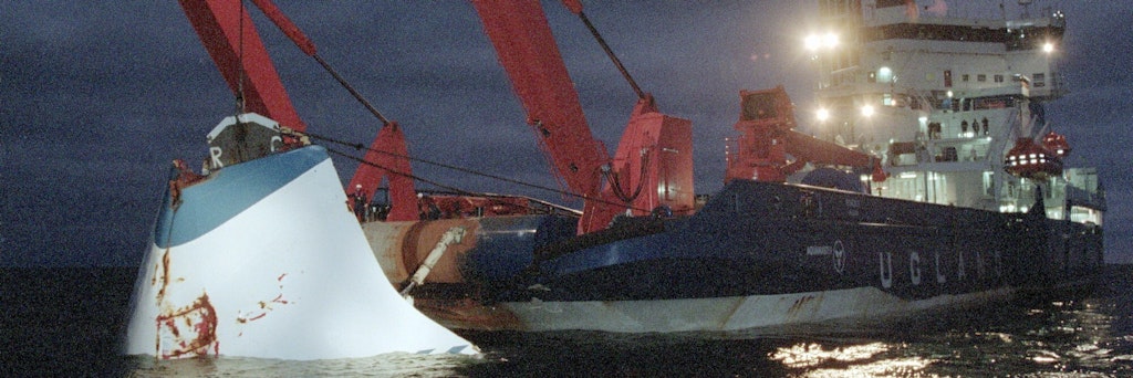 Im November 1994 wird die abgerissene Bugklappe der „Estonia“ geborgen.