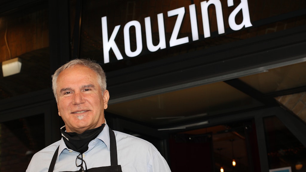 Kouzina-Wirt Theo Koutsomichas (60) hat sein Lokal am Savignyplatz. Er fordert in der Heizpilz-Debatte eine einheitliche Lösung für Berlin. <br><br>