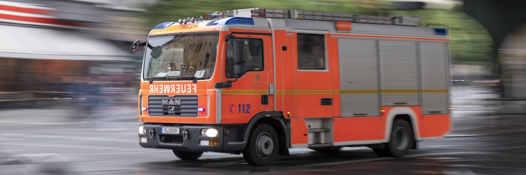 Die Berliner Feuerwehr auf dem Weg zu einem Einsatz (Symbolbild)