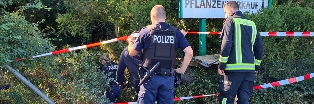 Einsatzkräfte der Berliner Polizei stehen am Montag an der Späth’schen Baumschule in Treptow. 