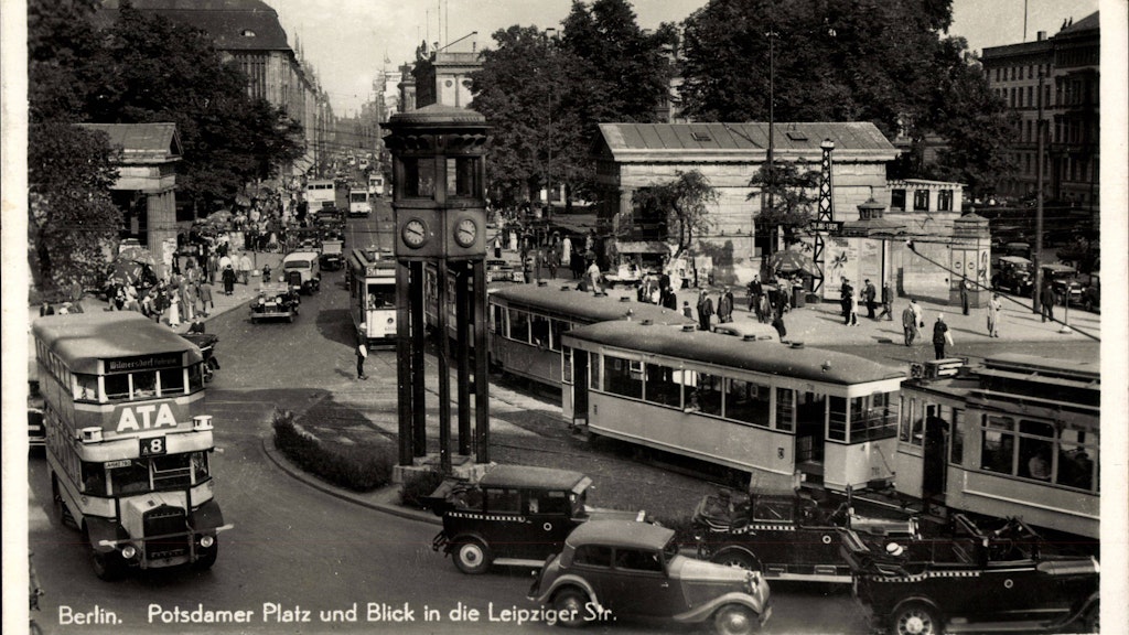 Potsdamer Platz 1938: Dieser Verkehrsknotenpunkt, Standort der ersten Verkehrsampel in Deutschland, veranschaulicht das vielbeschriebene Berliner Tempo.