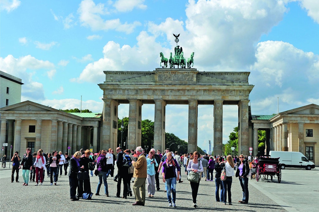 Brandenburger Tor im September 2010: Der Pariser Platz, neu bebaut, hat sich zu einem Ort des Flanierens entwickelt.
