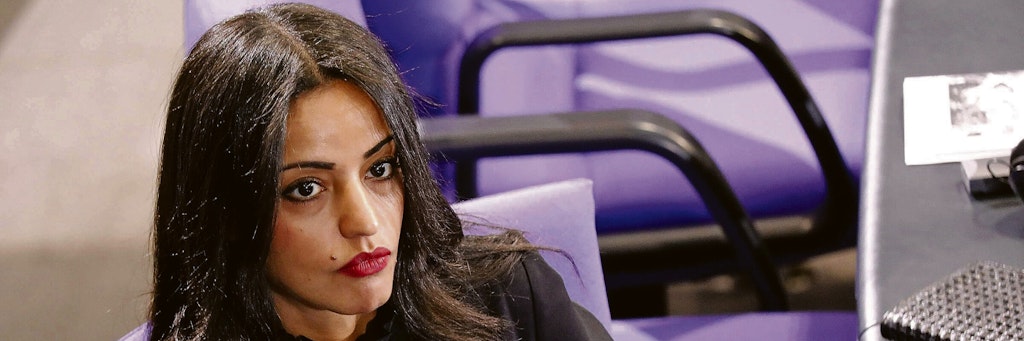 Wegen einer sexistischen Passage in dem Magazin Tichsy EInblick geht Sawsan Chebli jetzt juristisch gegen den Herausgeber Roland Tichy vor.