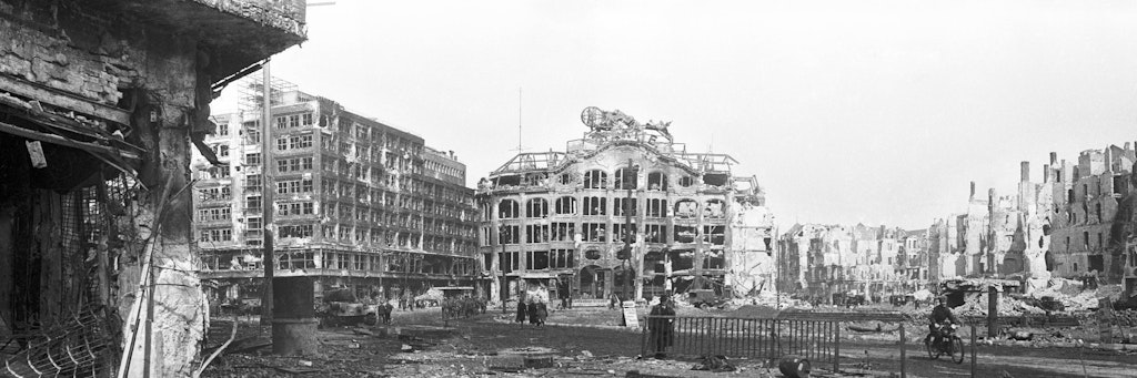 Kriegsende 1945: Ruinen säumen den Alexanderplatz. Das Foto ist auf den 1. Mai datiert, Berlin kapituliert einen Tag später. Das Gebäude in der Mitte ist das ehemalige Kaufhaus Hermann Tietz, infolge der „Arisierung“ nach 1933 Hertie.