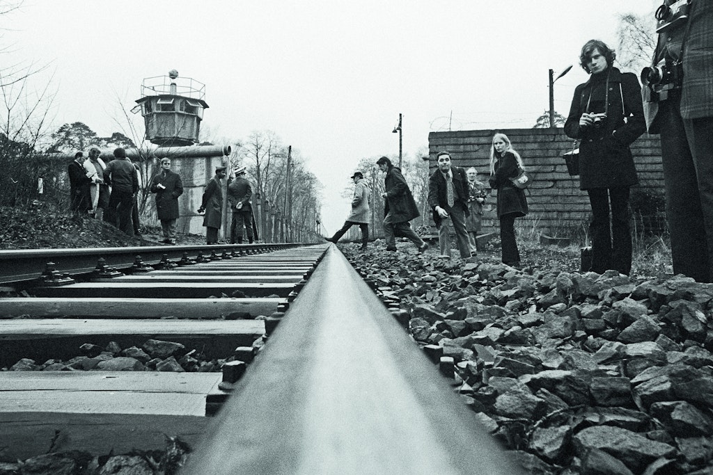 Entspannung in Steinstücken: Infolge des Viermächteabkommens von 1971 wird ein Gebietsaustausch vereinbart, durch den ein Korridor die Exklave mit West-Berlin verbindet. Anwohner und Journalisten warten an der Reichsbahntrasse auf den Besuch von Politikern und US-Militärs.