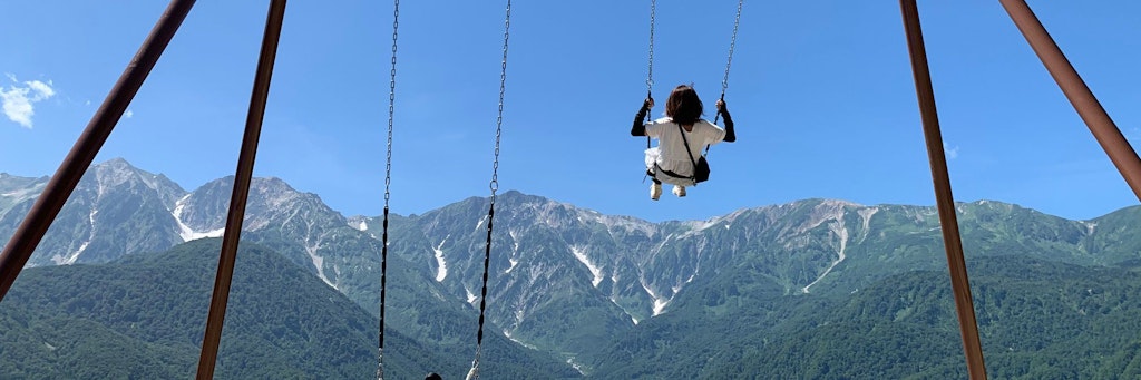 Eine Frau schaukelt auf einer riesigen Schaukel. Die zweisitzige Schaukel mit dem Namen „Yoo-Hoo!“ wurde auf dem Berg Iwatake installiert und begeistert die Japaner.