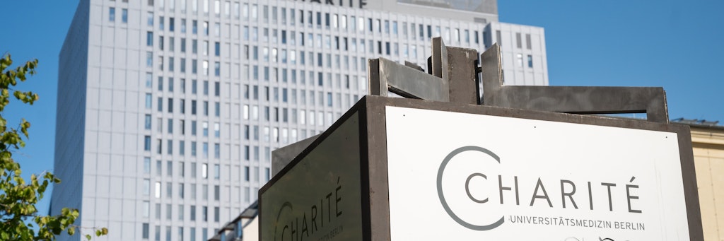 Die Sonne scheint auf das Hauptgebäude der Charité. 