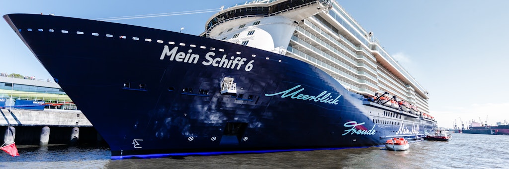 Auf dem Kreuzfahrtschiff „Mein Schiff 6“ der Reederei Tui Cruises sind zwölf Besatzungsmitglieder positiv auf das Coronavirus getestet worden. 