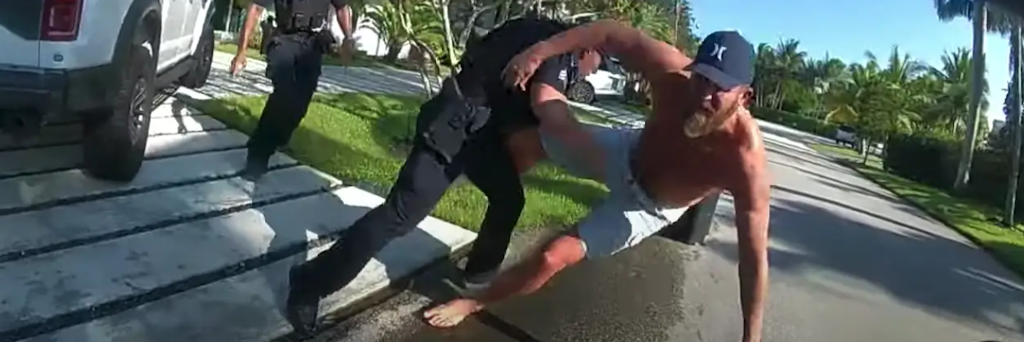 Polizisten überwältigen Brad Parscale.