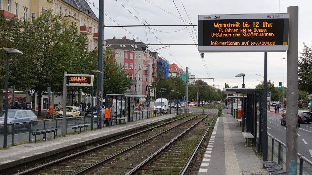 Die Anzeige verweist auf den Warnstreik – im Wechsel auf Deutsch und auf Englisch.