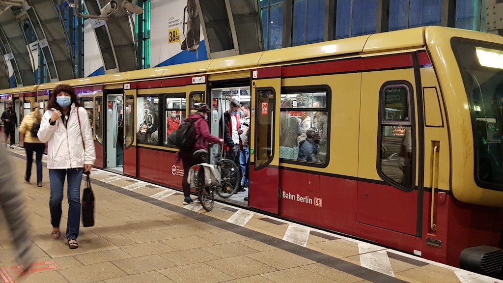Die S-Bahnen am Alex werden voller, der Tag beginnt.