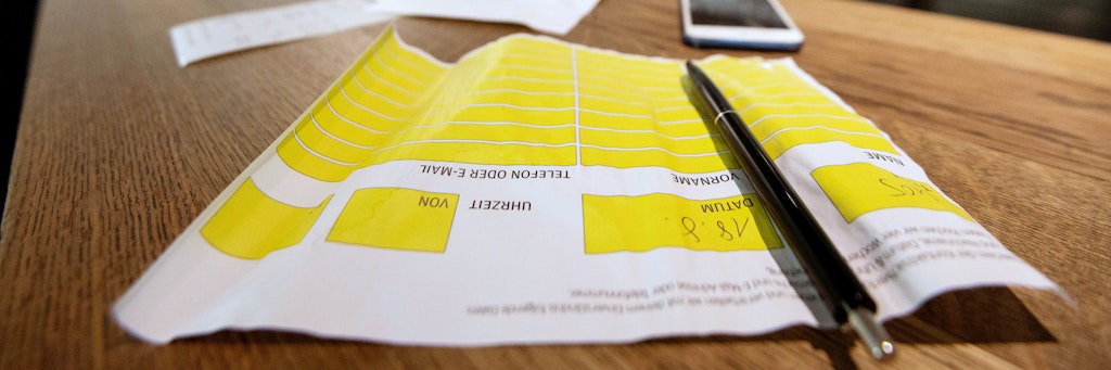 Auf der Restaurant-Theke liegt ein Formular zur Gäste-Registrierung.