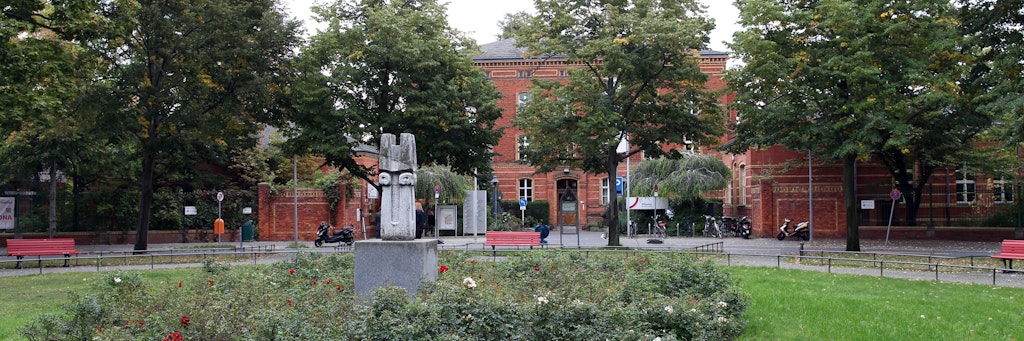 Der Haupteingang zum Wenckebach-Klinikum am Metzplatz, unweit vom Tempelhofer Damm.